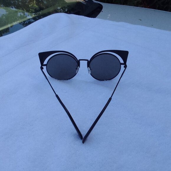 Bundle 2 luxury/vintage/high fashion/beautiful/quality sunglasses, brand new main image 5